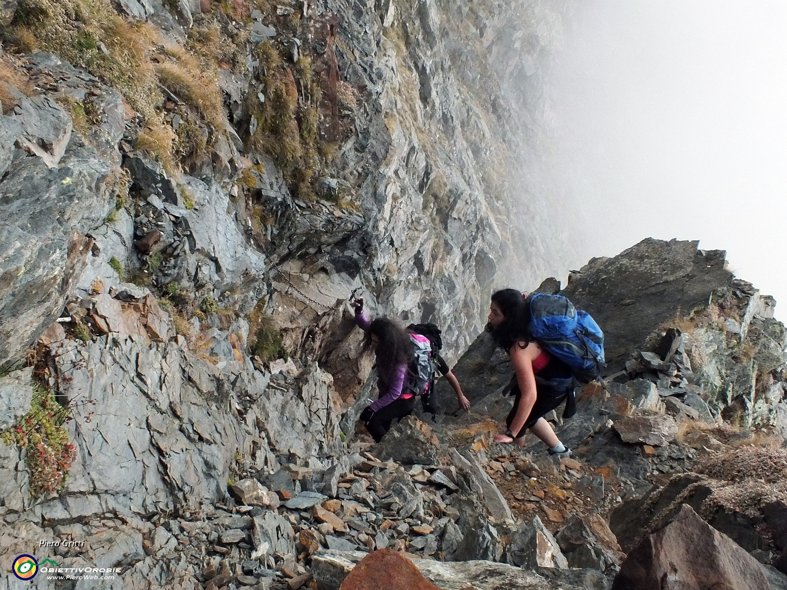 80 scendiamo il canalino attrezzato....JPG